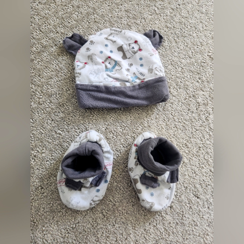 Matching hat and bootie set winter bear print Size 0-3 months
